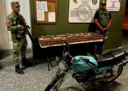 Contrabandista escapa y deja atrás moto cargada de cigarrillos ilegales