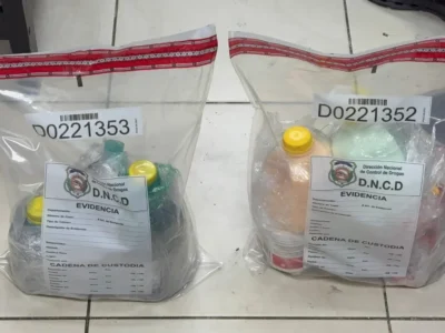 Cocaína líquida camuflada como champú detectan doble intento de envío en el AILA