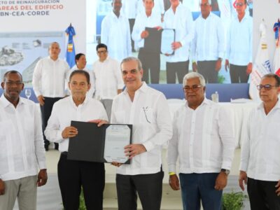 Abinader entrega más de 800 títulos de propiedad en SDE y SDO: “Esto es justicia social”