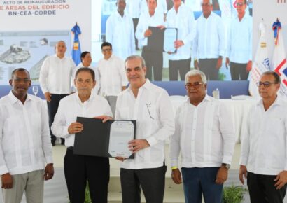 Abinader entrega más de 800 títulos de propiedad en SDE y SDO: “Esto es justicia social”