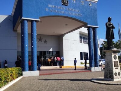 Agente y haitiano indocumentado resultan heridos; Migración inicia investigación