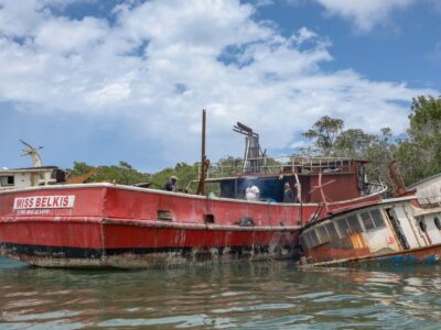 Medio Ambiente retira embarcaciones abandonadas en la bahía de Luperón para recuperar zona turística y ecológica