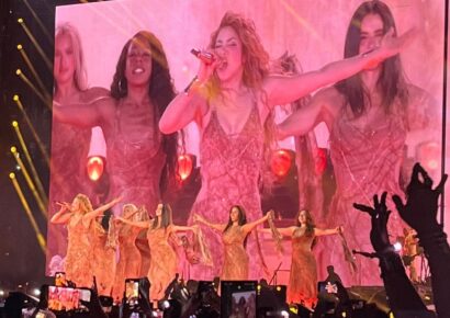 Shakira sufre caída en el escenario en Canadá y la convierte en parte del show