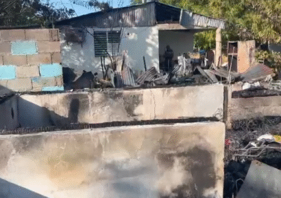 Arrasador incendio reduce a cenizas tres hogares en Fantino: familias enfrentan la tragedia sin nada