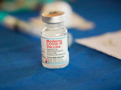 FDA ordena a Pfizer y Moderna alertar en sus vacunas COVID sobre riesgo cardíaco en jóvenes