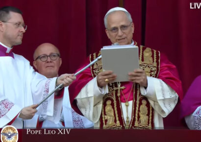 Cardenal estadounidense Prevost es elegido Papa y toma el nombre de León XIV