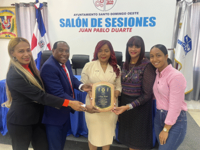 Vicealcaldesa de Santo Domingo Oeste recibe reconocimiento por su impulso a la cultura y desarrollo comunitario