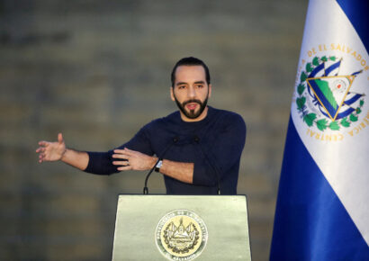 Bukele convierte acusaciones de pacto con pandillas en arma política y responde mostrando la cárcel