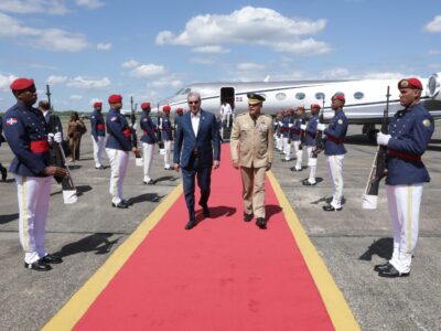 Presidente Abinader regresa al país tras encuentro oficial con Marco Rubio en Washington