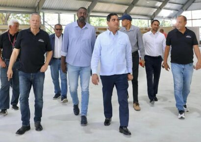 Ministro Kelvin Cruz supervisa trabajos del Centro Deportivo y Cultural Ozama
