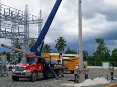 Edesur fortalece el sistema eléctrico en Pedernales con instalación de nuevas redes y postes