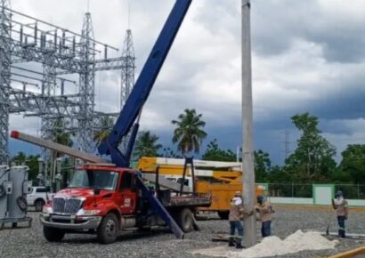 Edesur fortalece el sistema eléctrico en Pedernales con instalación de nuevas redes y postes