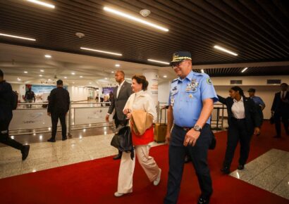 Vicepresidenta Raquel Peña retorna tras representar a RD en misa inaugural del pontificado León XIV en el Vaticano