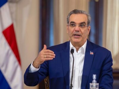 Presidente Abinader crea comisión consultiva para estudiar el marco jurídico migratorio del país