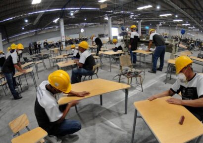 Gobierno de El Salvador impulsa fabricación de pupitres escolares con mano de obra de personas privadas de libertad