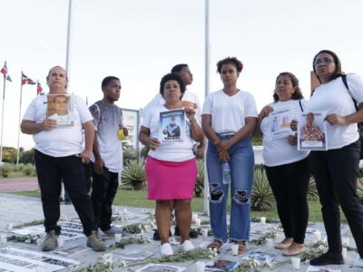 Familiares de desaparecidos exigen frente al Congreso la aprobación urgente de la Alerta Amber