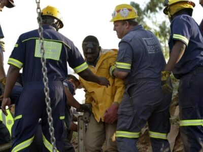 Inician labores de rescate para liberar a 260 mineros atrapados en Sudáfrica