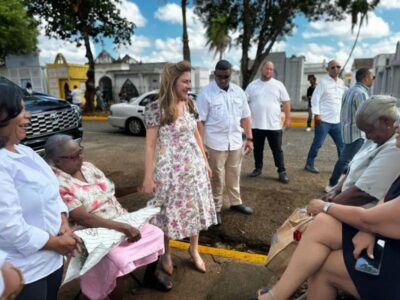 Alcaldesa Carolina Mejía visita el cementerio Máximo Gómez en conmemoración del Día de las Madres