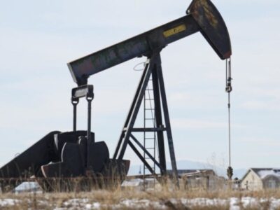 El precio del petróleo WTI cierra la semana con una caída del 1 % ante posibles cambios en la producción de la OPEP+