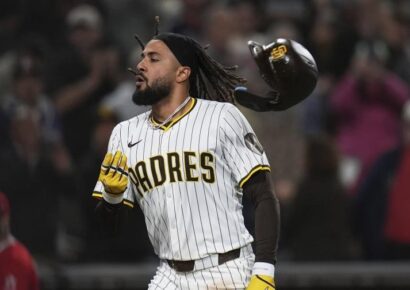 Fernando Tatis Jr. se goza al conectar un jonrón ante su afición en San Diego