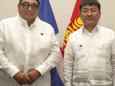 Miguel Calzada ofrece cóctel al embajador de Mongolia por 15 años de relaciones diplomáticas