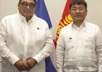 Miguel Calzada ofrece cóctel al embajador de Mongolia por 15 años de relaciones diplomáticas