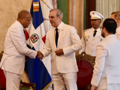 Presidente Abinader recibe cartas credenciales del nuevo representante diplomático de Haití