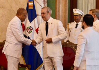 Presidente Abinader recibe cartas credenciales del nuevo representante diplomático de Haití