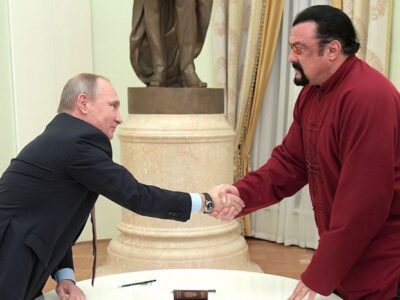 El actor estadounidense Steven Seagal asiste al desfile del Día de la Victoria en Moscú y recibe críticas por su apariencia