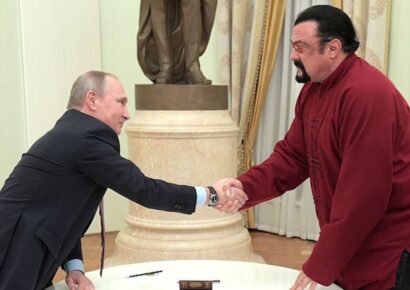 El actor estadounidense Steven Seagal asiste al desfile del Día de la Victoria en Moscú y recibe críticas por su apariencia