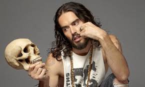 El actor Russell Brand, en libertad condicional y camino a juicio por agresión sexual este 30 de mayo