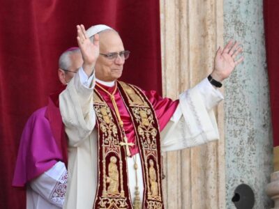 León XIV bendice a las madres del mundo en su primer Ángelus como Papa