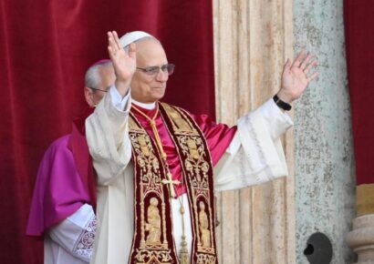 León XIV bendice a las madres del mundo en su primer Ángelus como Papa