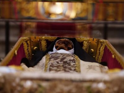 111 años después, el cuerpo de Santa Teresa se expone de nuevo en Alba de Tormes