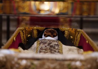 111 años después, el cuerpo de Santa Teresa se expone de nuevo en Alba de Tormes