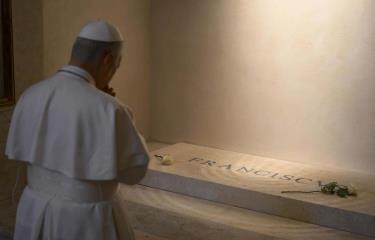 El Papa León XIV ora ante la tumba de Francisco tras visitar el santuario mariano de Genazzano