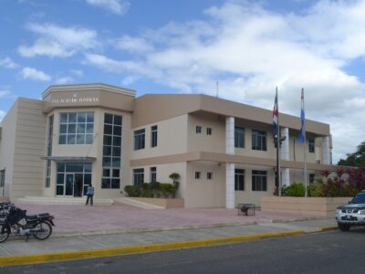 Insólito: Usuarios del Palacio de Justicia de Monte Plata deben sentarse en el piso por falta de bancos