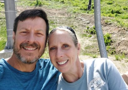 Hombre sobrevive tres horas atrapado bajo roca de 318 kilos en arroyo helado en Alaska