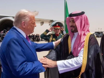 Trump es recibido con honores por el príncipe heredero saudí en Riad al iniciar su gira por Medio Oriente