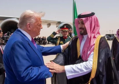 Trump es recibido con honores por el príncipe heredero saudí en Riad al iniciar su gira por Medio Oriente