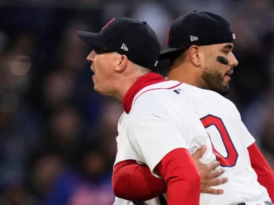 Regresa y lo expulsan: explota el Fenway con la polémica de Buehler y Cora