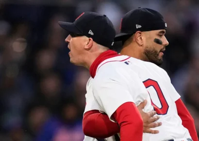 Regresa y lo expulsan: explota el Fenway con la polémica de Buehler y Cora