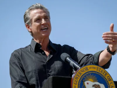 El gobernador de California Newsom enfrenta a Trump y alerta: ‘La democracia está bajo ataque’