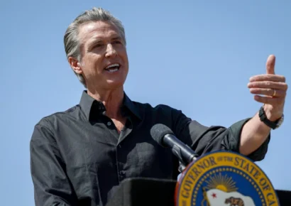 El gobernador de California Newsom enfrenta a Trump y alerta: ‘La democracia está bajo ataque’