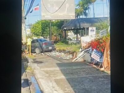 Mujer pierde el control de su automóvil y choca contra altar frente al Jet Set