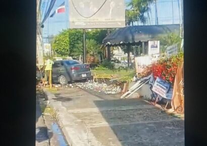 Mujer pierde el control de su automóvil y choca contra altar frente al Jet Set