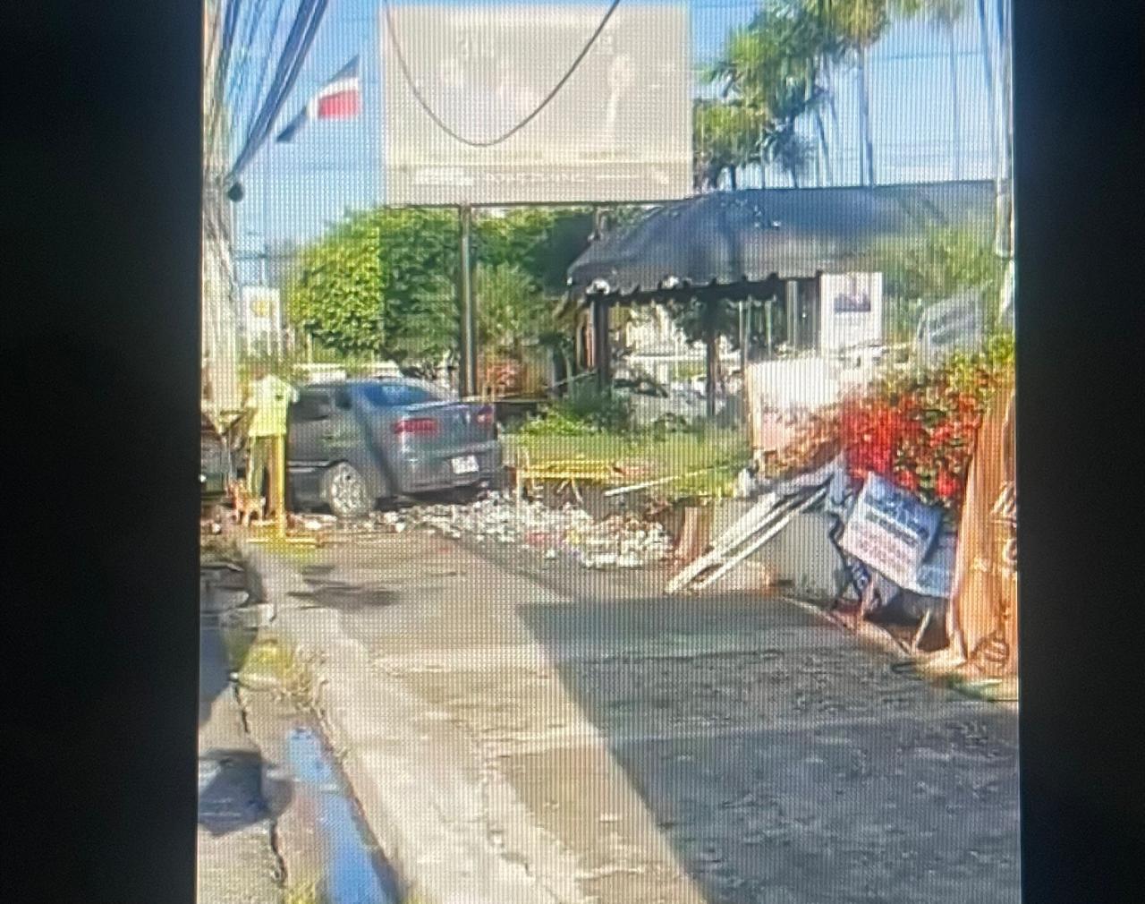 Mujer pierde el control de su automóvil y choca contra altar frente al ...
