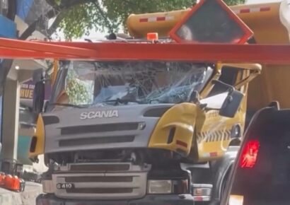 Camión choca con barrera de altura en el KM 13 de la Autopista Duarte pese a señalización