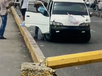 ¡Alerta en el puente de la 17! Postes eléctricos caen y bloquean el tránsito