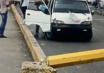 ¡Alerta en el puente de la 17! Postes eléctricos caen y bloquean el tránsito